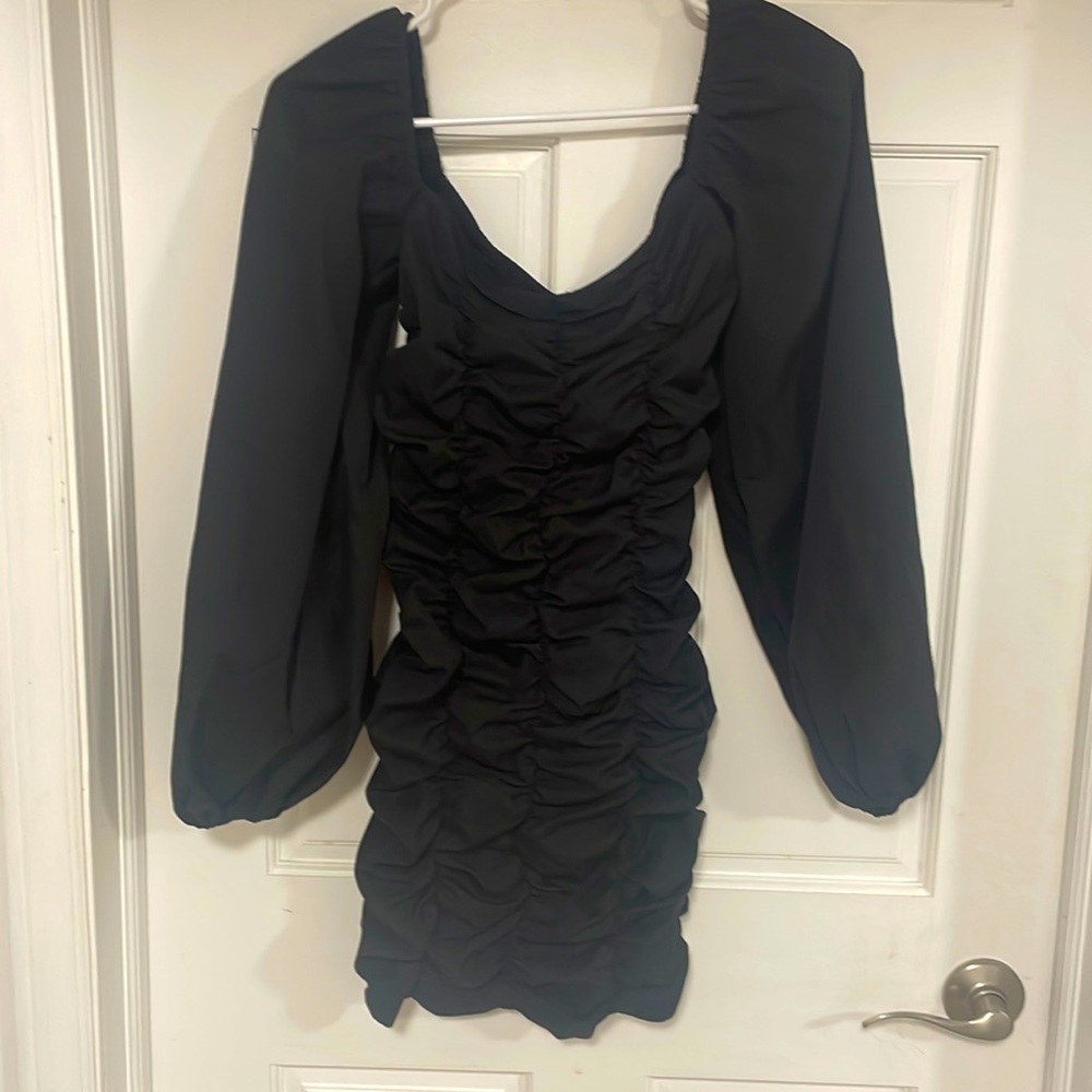 PRETTY LITTLE THING black balloon sleeve, roused body con, zipper back,  NWT